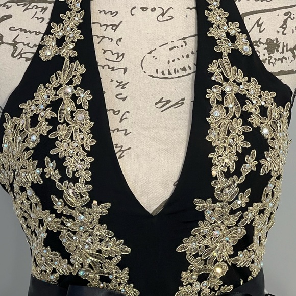 Teeze Me Juniors' Embroidered Halter Fit & Flare Dress size 5.  NEW with tag. - Picture 3 of 8